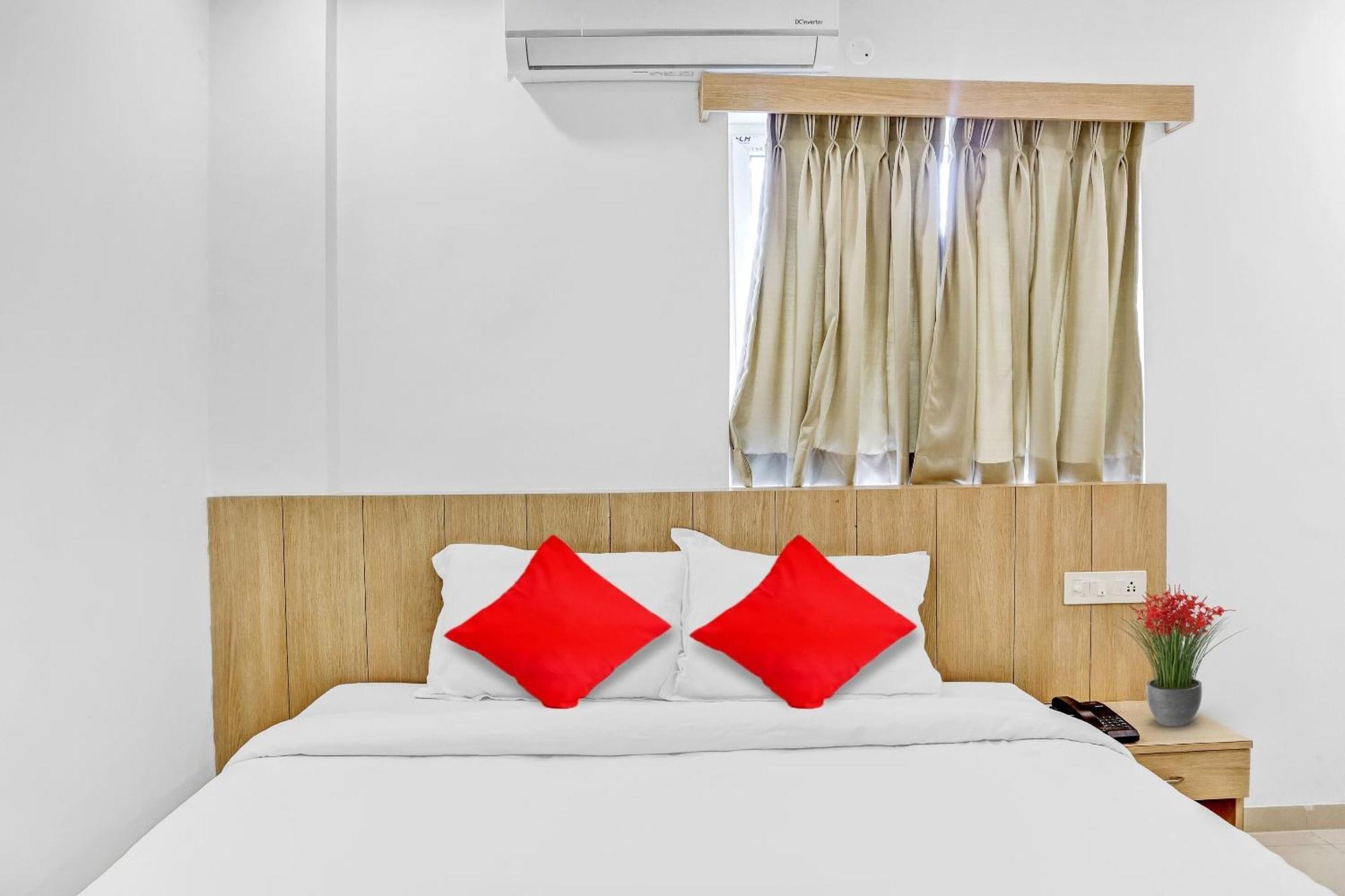 Oyo Flagship Hotel Bluemoon 와랑갈 외부 사진